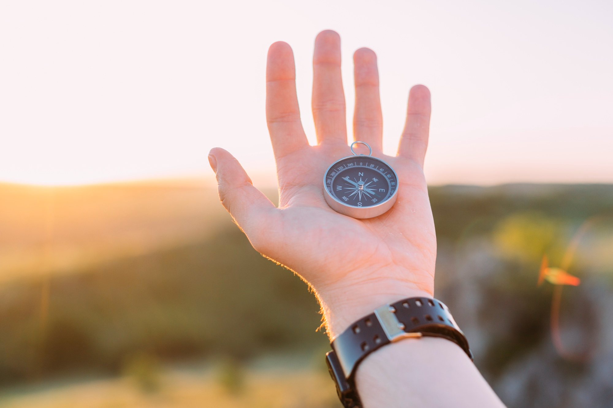 Женщина компас. Компас в руке. Компас персон. Hand with Compass close up